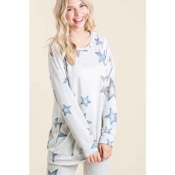 Extremely Soft Viamor Grey w/ Star Print Top - Picture 4 of 8